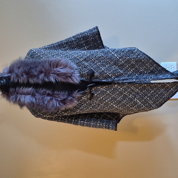 MODENA Faux Fur Trim Tweed Look Cape Toggle Closure - Picture 2 of 16